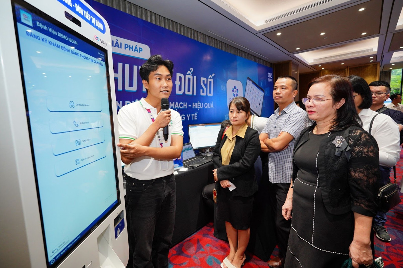 Khách mời được trải nghiệm thực tế các giải pháp chuyển đổi số