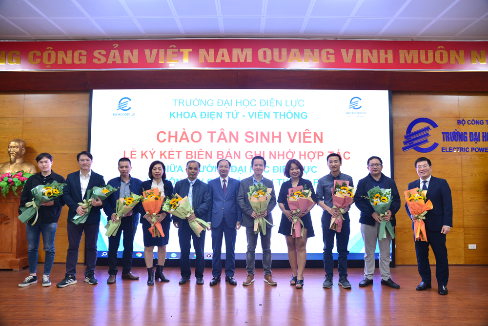 Khoa Điện tử - Viễn thông tặng hoa lãnh đạo FPT Telecom và các Cơ quan, Doanh nghiệptham dự Lễ ký kết hợp tác Khoa Điện tử - Viễn thông tặng hoa lãnh đạo FPT Telecom và các Cơ quan, Doanh nghiệptham dự Lễ ký kết hợp tác
