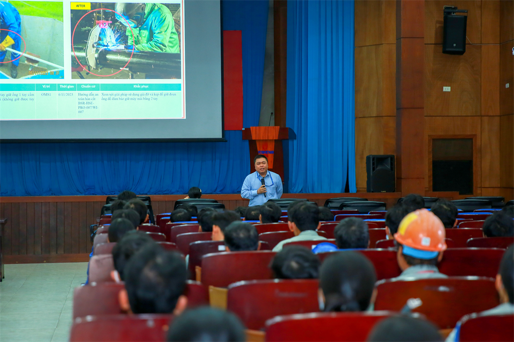 Đại diện BSR phổ biến, chia sẻ các vấn đề an toàn trong tháng 10, 11 cho NLĐ và nhân sự các nhà thầu