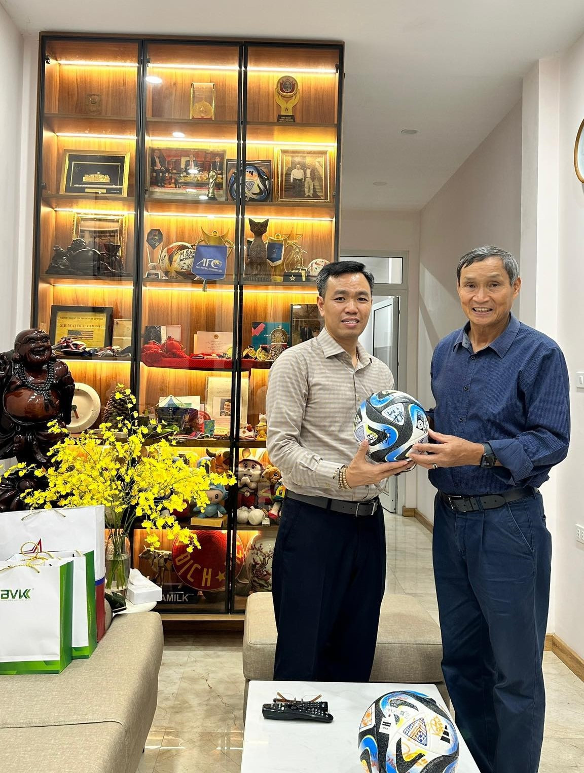 HLV Mai Đức Chung tặng quà lưu niệm cho Chủ tịch HĐQT Công ty cổ phần đầu tư BVK Việt Hàn - anh Trần Hồng Hiển.