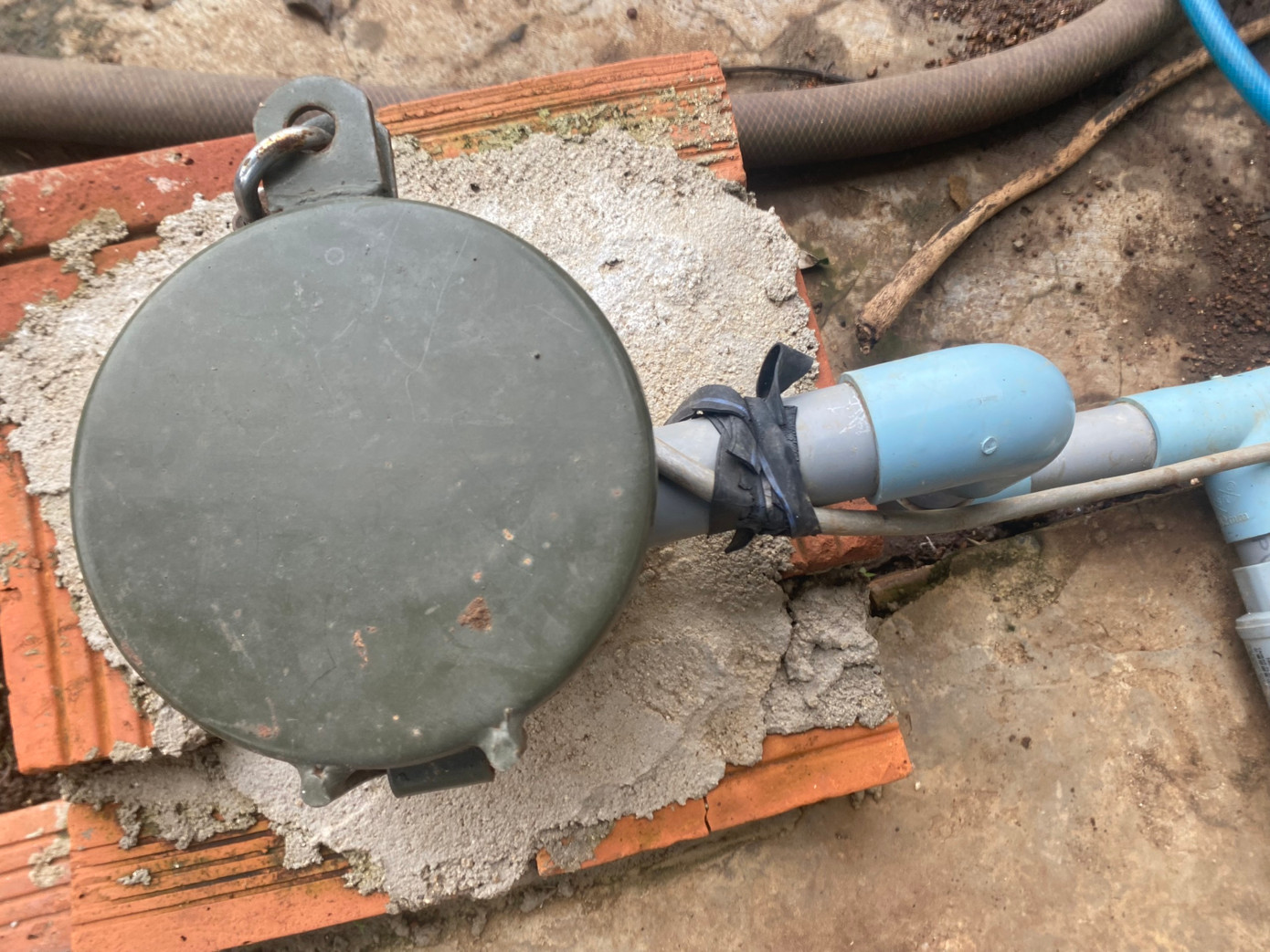 Người dân khoan giếng để lấy nước sinh hoạt