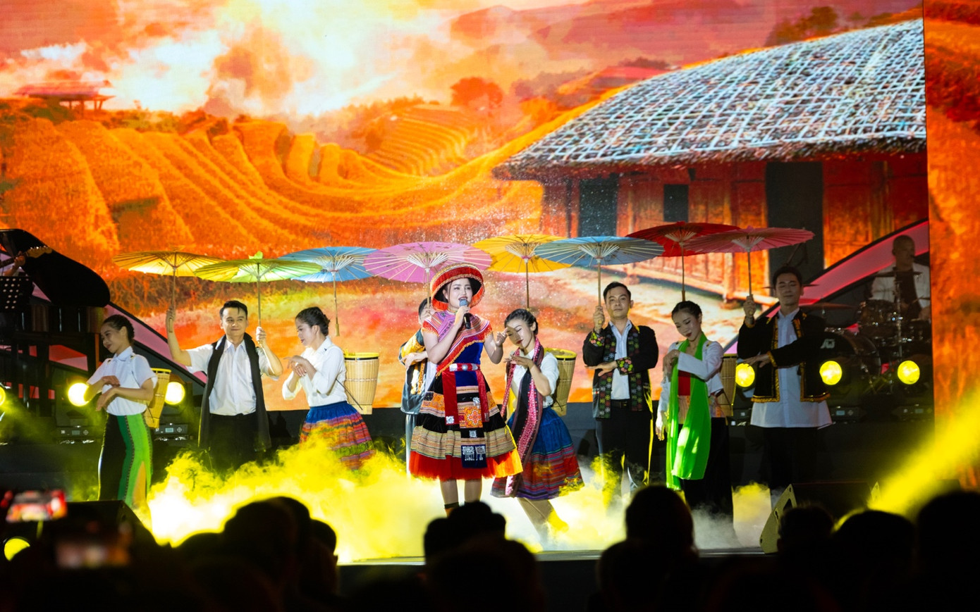 Cô giáo Phan Phượng vượt hàng ngàn cây số TP. Hồ Chí Minh hát tặng đồng nghiệp