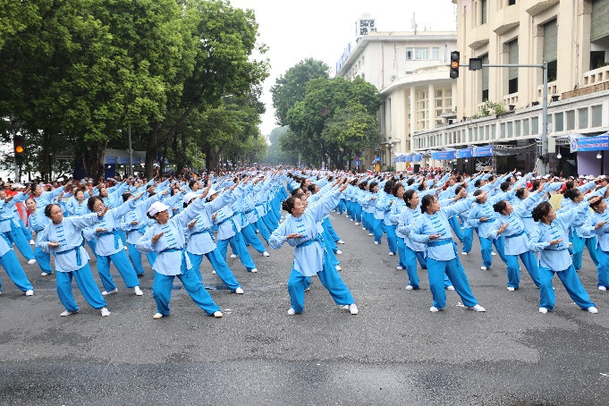 Hoạt động thể dục kết hợp với dinh dưỡng sẽ đem lại sức khỏe tốt cho người cao tuổi.