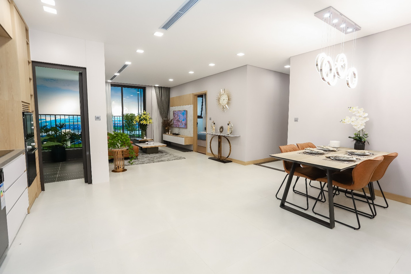 Phòng khách diện tích gần 40m2 liên thông với khu vực bếp tạo sự thông thoáng, rộng rãi cho cả căn hộ.