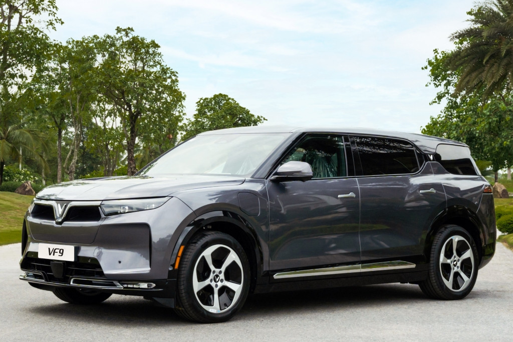 Được chắp bút bởi studio nổi tiếng Pininfarina, VinFast VF 9 sở hữu thiết kế bề thế, sang trọng nhưng vẫn đảm bảo sự tối ưu hiệu năng theo nguyên tắc khí động học.