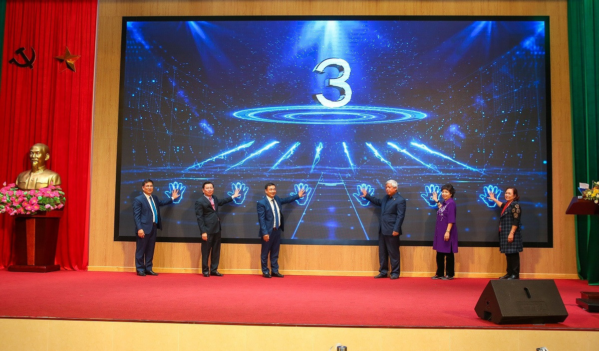 Các đại biểu bấm nút phát động Cuộc thi trắc nghiệm trực tuyến Các đại biểu bấm nút phát động Cuộc thi trắc nghiệm trực tuyến