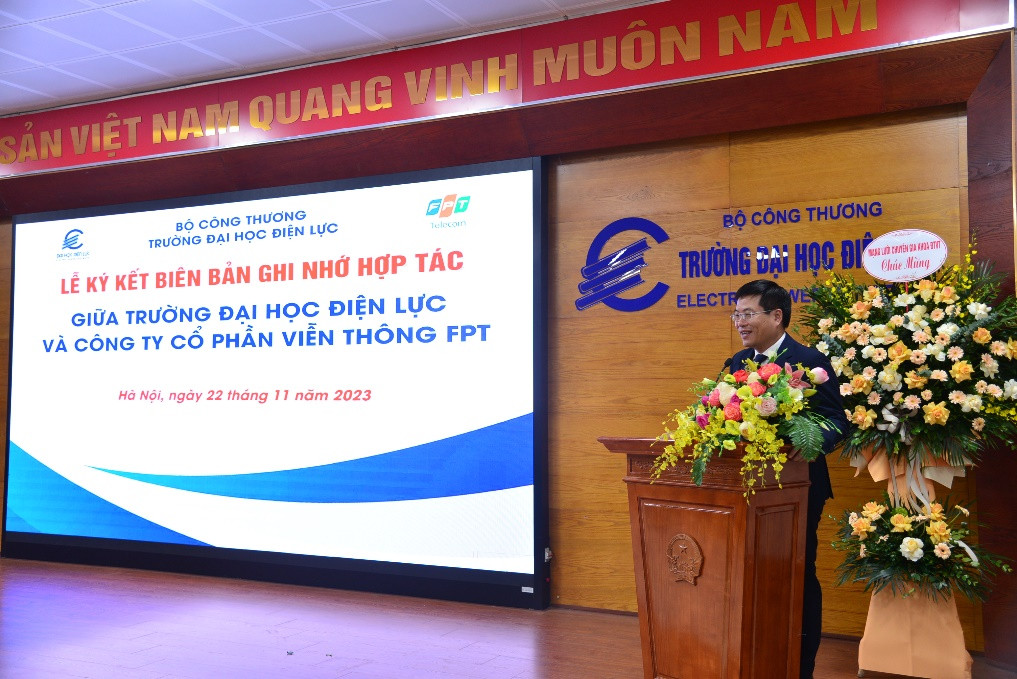 TS. Nguyễn Lê Cường, Phó Hiệu trưởng Trường Đại học Điện lực phát biểu tại Lễ ký kết TS. Nguyễn Lê Cường, Phó Hiệu trưởng Trường Đại học Điện lực phát biểu tại Lễ ký kết