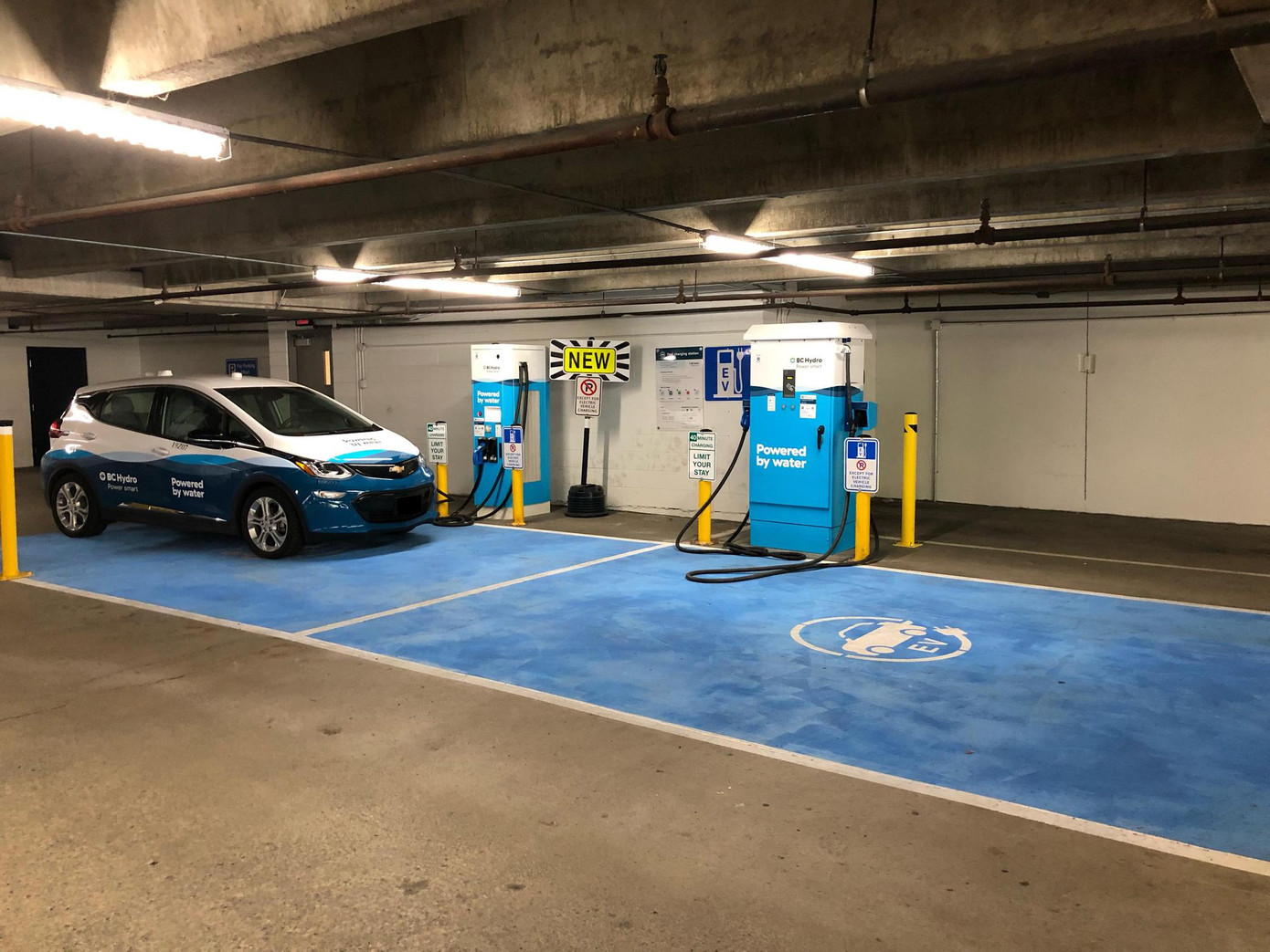 2 trong số 3 trạm sạc ô tô điện tại bãi đỗ dưới hầm trung tâm hội nghị Whistler (British Columbia, Canada). Các trạm sạc này được lắp đặt từ “Chương trình giảm giá bộ sạc xe điện CleanBC Go Electric lắp đặt tại nhà và nơi làm việc” do chính quyền tỉnh bang British Columbia mới phê duyệt mở lại, với tổng tài tài trợ lên tới 6,59 triệu đô la. Ảnh: Plugshare.com