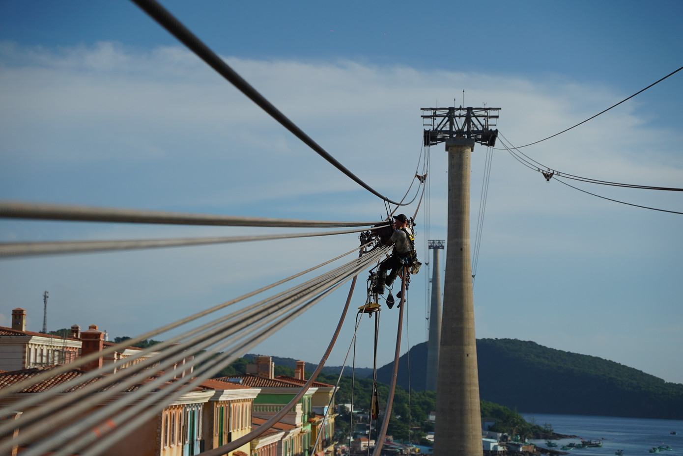 Các kỹ sư quốc tế và Việt Nam bảo trì định kỳ tuyến cáp treo Sun World Hon Thom Các kỹ sư quốc tế và Việt Nam bảo trì định kỳ tuyến cáp treo Sun World Hon Thom