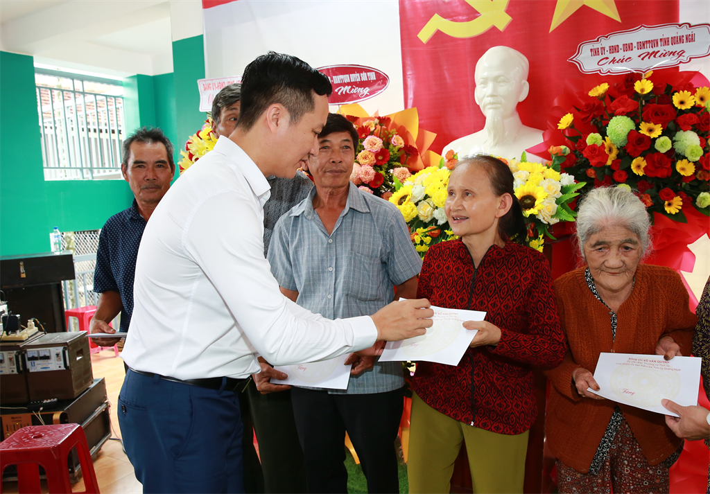 Ông Phạm Minh Nghĩa - Ủy viên Ban Thường vụ, Phó Tổng Giám đốc BSR trao quà cho bà con nhân dân tại xã Tịnh Minh, huyện Sơn Tịnh.