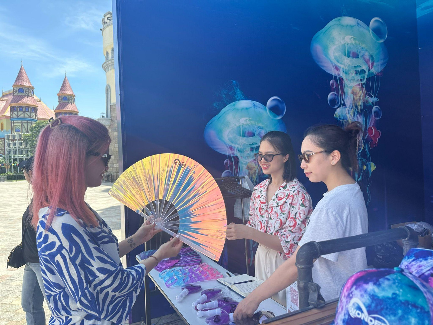 Thỏa sức mua sắm những món đồ thời thượng mang đậm dấu ấn 8Wonder Thỏa sức mua sắm những món đồ thời thượng mang đậm dấu ấn 8Wonder