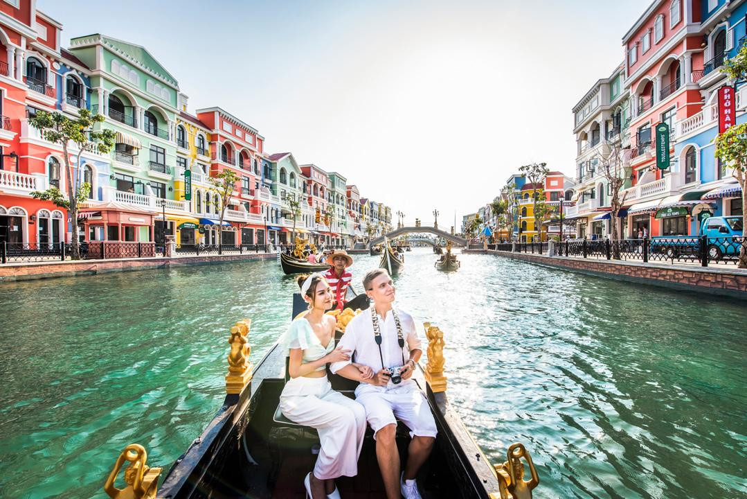 Trải nghiệm đi thuyền trên sông Venice tại Grand World Phú Quốc Trải nghiệm đi thuyền trên sông Venice tại Grand World Phú Quốc