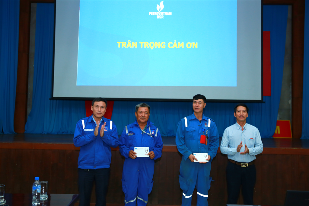 Trao quà khích lệ, động viên cho các nhân sự trả lời đúng câu hỏi tại chương trình