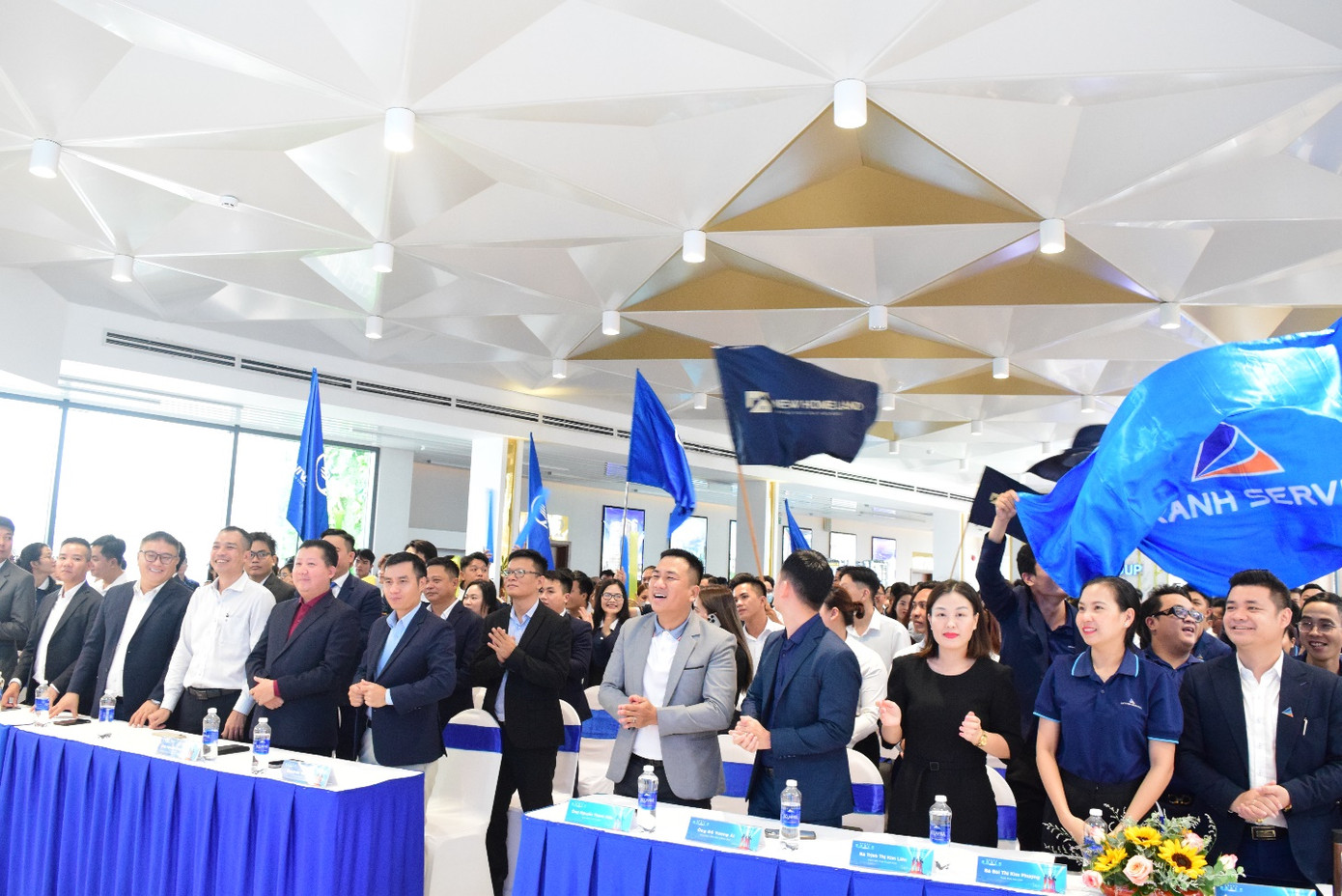 Hàng trăm chuyên viên tư vấn tham dự buổi chia sẻ, công bố chính sách mới áp dụng cho dự án Happy One Central. Hàng trăm chuyên viên tư vấn tham dự buổi chia sẻ, công bố chính sách mới áp dụng cho dự án Happy One Central.