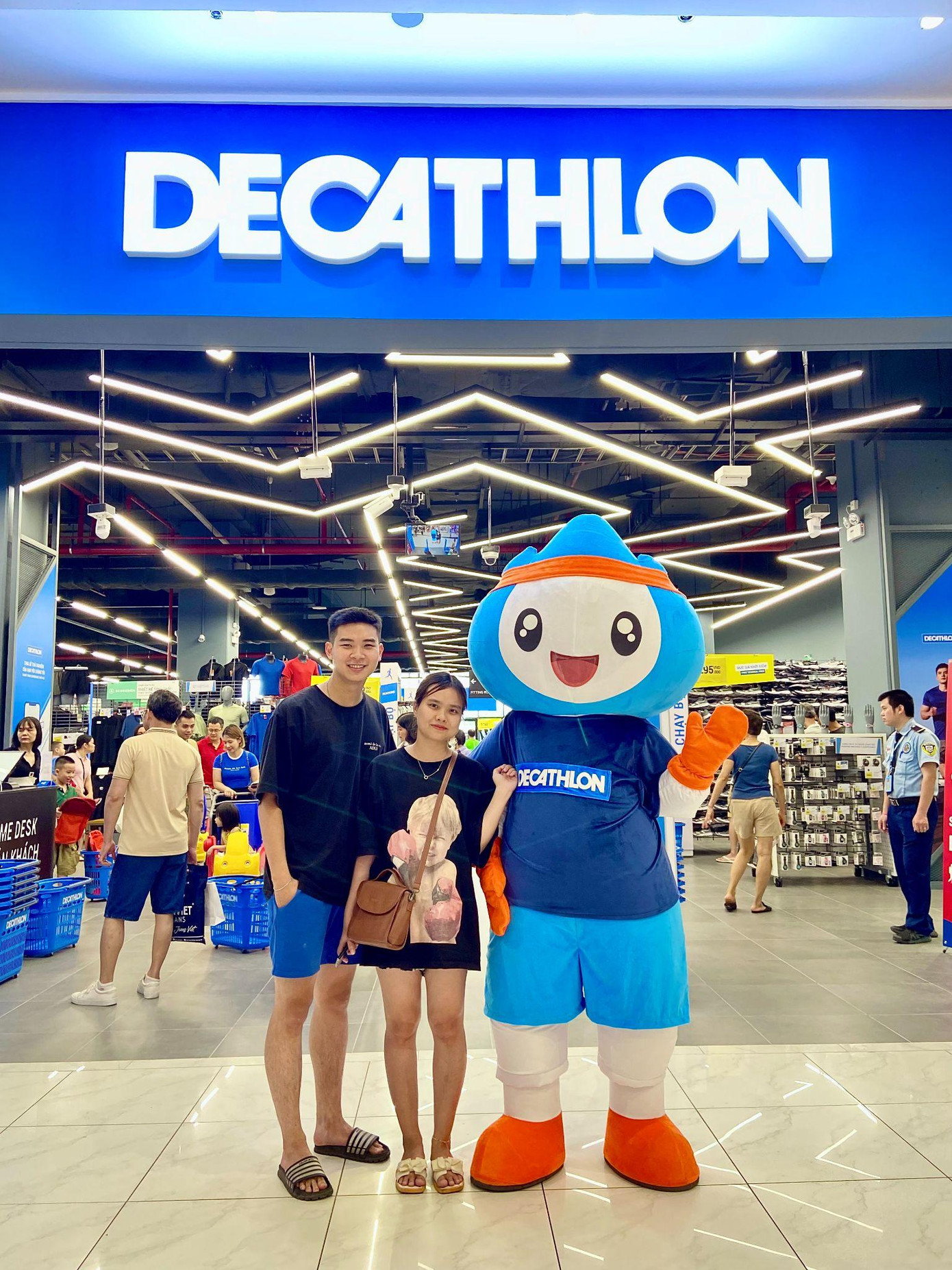 Khách hàng tham gia checkin cùng mascot Decathlon