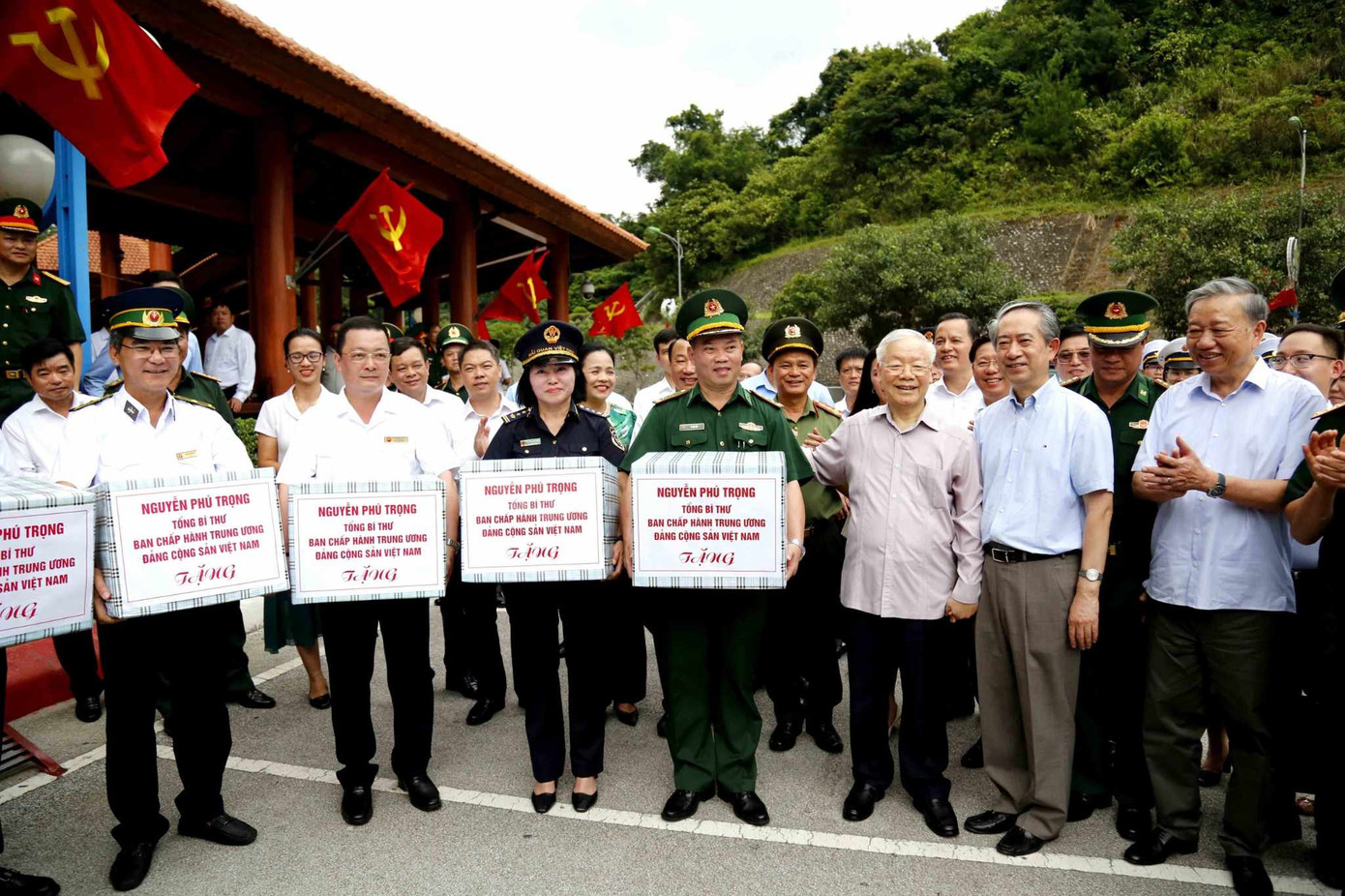 Tổng Bí thư Nguyễn Phú Trọng thăm và tặng quà động viên lực lượng làm nhiệm vụ ở cửa khẩu Lạng Sơn. Ảnh: Duy Chiến