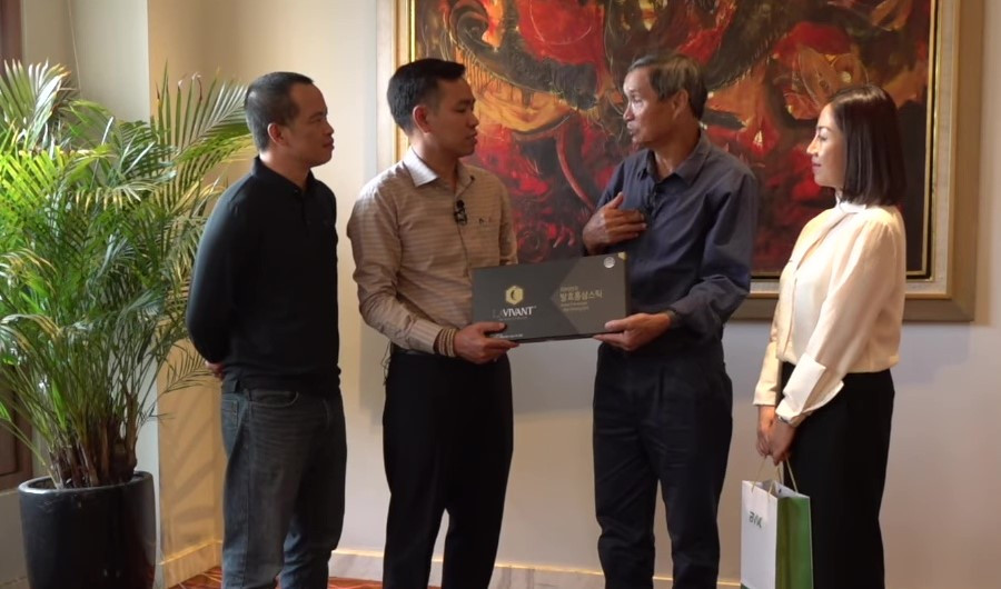 Nhà báo Minh Hải kết nối, Chủ tịch HĐQT Công ty cổ phần đầu tư BVK Việt Hàn - Trần Hồng Hiển, Tổng Giám đốc Cầm Thị Thanh Huyền (ngoài cùng bên phải) tặng quà HLV Mai Đức Chung.