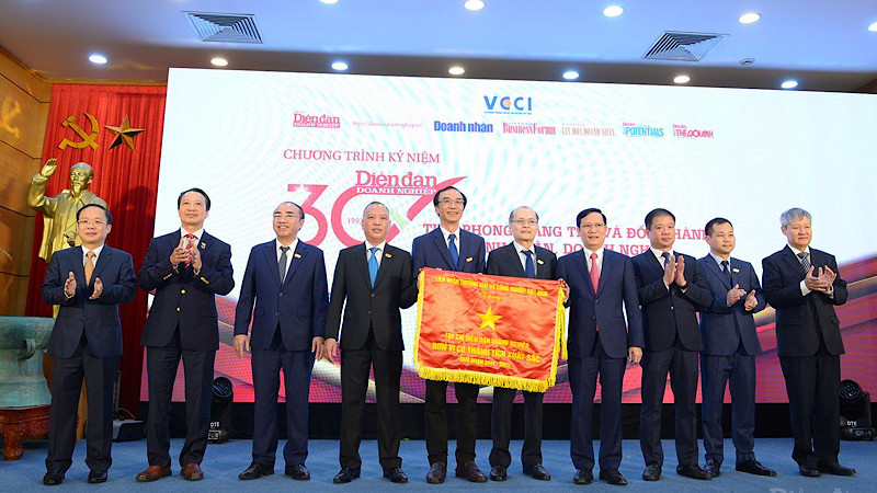 Lãnh đạo Tạp chí Diễn đàn Doanh nghiệp đón nhận Cờ thi đua và Bằng khen.