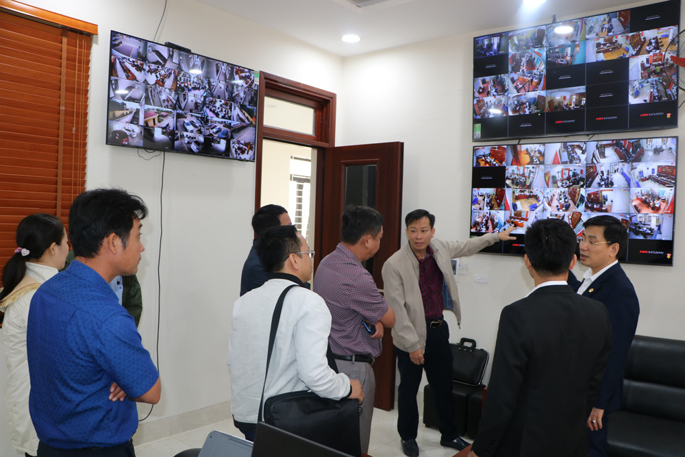 Đoàn công tác tỉnh Khánh Hòa tham quan bộ phận một cửa huyện Lạng Giang