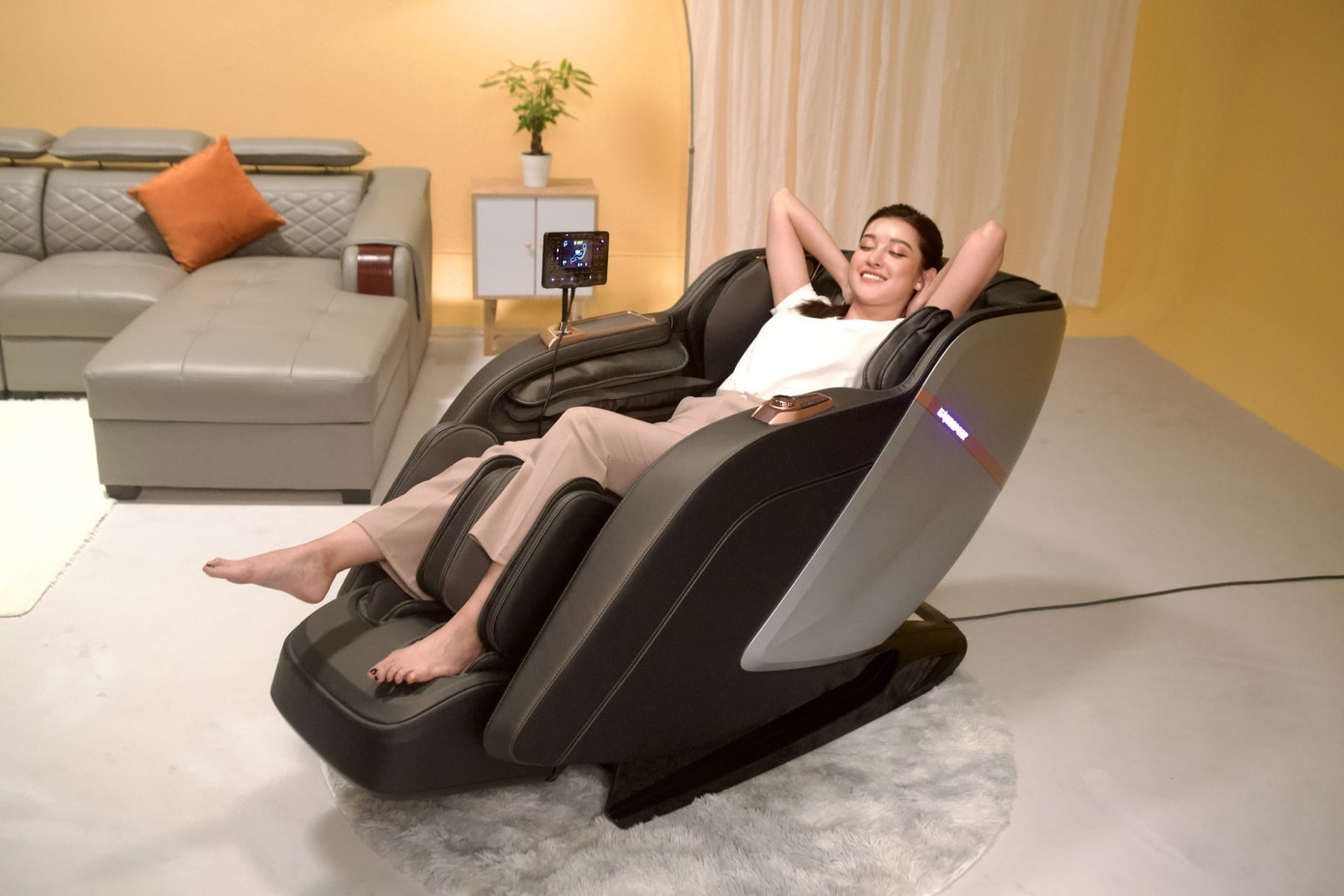 Á hậu Huyền My trải nghiệm ghế massage KingSport Deluxe G95 tích hợp con lăn 3D Ultra (Ảnh: KingSport) Á hậu Huyền My trải nghiệm ghế massage KingSport Deluxe G95 tích hợp con lăn 3D Ultra (Ảnh: KingSport)