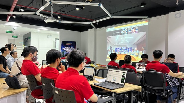 Các lớp học buổi tối dành cho người chuyển ngành, sinh viên CNTT và người muốn học thêm về CNTT để phục vụ cho chính công việc của mình luôn kín chỗ (Ảnh chụp tại Aptech cơ sở 19 Lê Thanh Nghị).