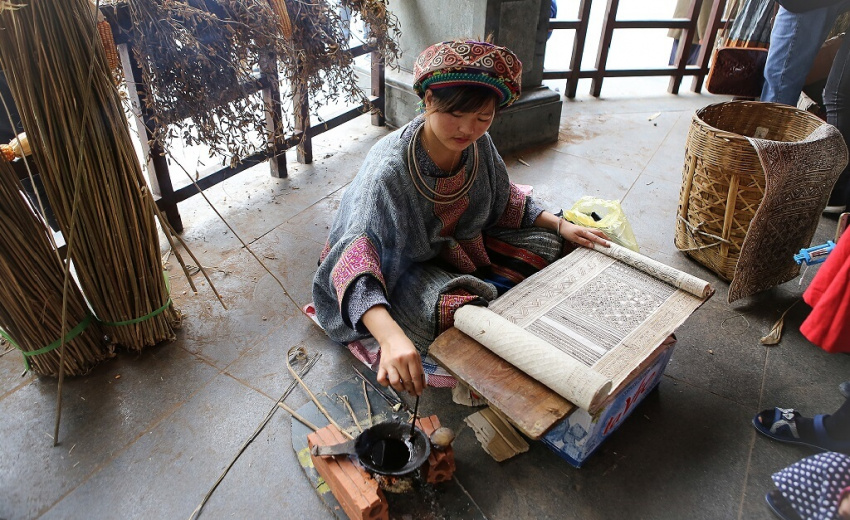 Vẽ sáp ong trên vải lanh của người H’Mông