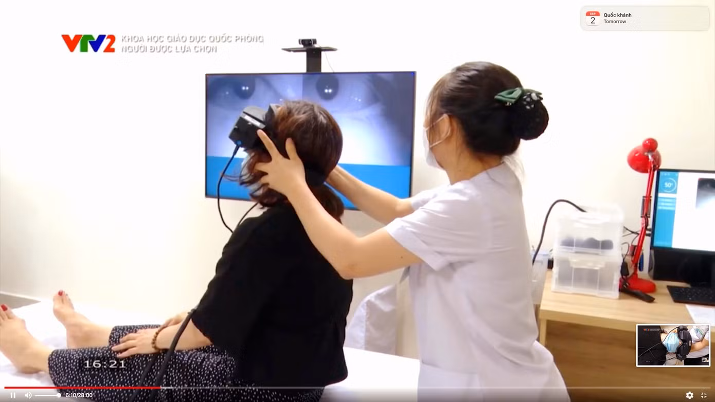 Kĩ thuật viên thực hiện thăm dò chức năng tiền đình tại Đơn vị Thần kinh Tiền đình - Bệnh viện Quân y 175 Kĩ thuật viên thực hiện thăm dò chức năng tiền đình tại Đơn vị Thần kinh Tiền đình - Bệnh viện Quân y 175