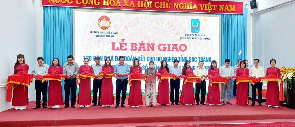Cắt băng bàn giao nhà