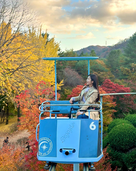 Hình ảnh du khách ngắm cảnh trên Đảo Nami