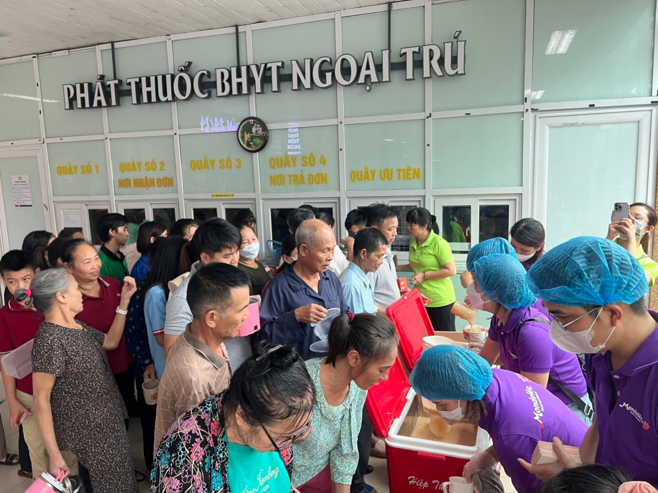 Tập thể Mondelez Kinh Đô nấu và phát cháo cho các bệnh nhân và người thân có hoàn cảnh khó khăn tại các bệnh viện