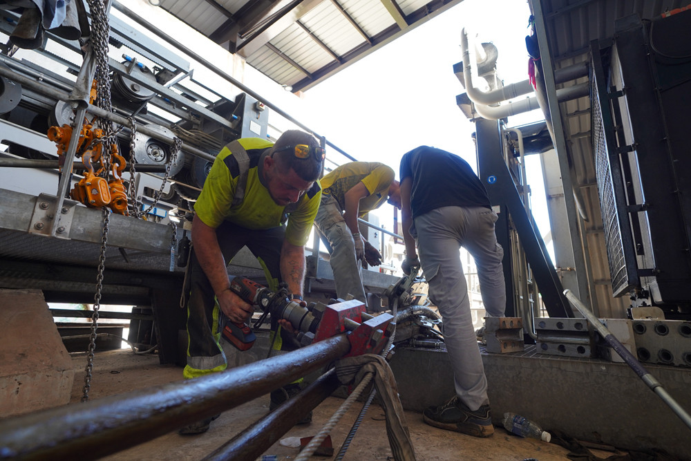 18 tấn thiết bị được nhập khẩu hoàn toàn từ châu Âu và vận chuyển bằng đường hàng không về Việt Nam cho đợt bảo trì. 18 tấn thiết bị được nhập khẩu hoàn toàn từ châu Âu và vận chuyển bằng đường hàng không về Việt Nam cho đợt bảo trì.