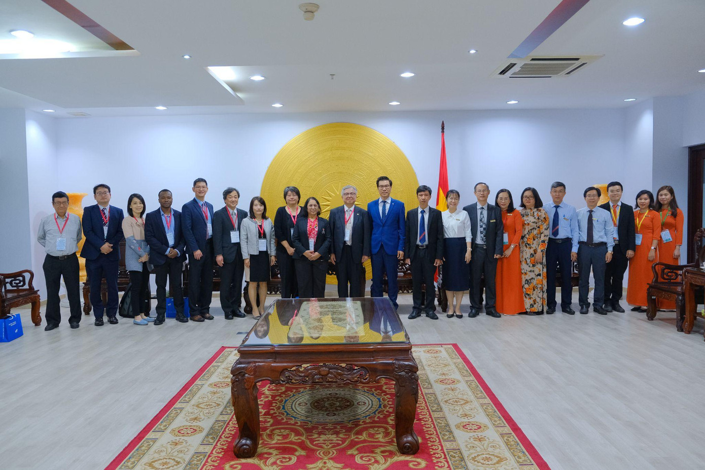 Ban lãnh đạo TDTU chụp ảnh kỷ niệm với các chuyên gia, các nhà nghiên cứu, giảng viên đến từ các quốc gia trên thế giới