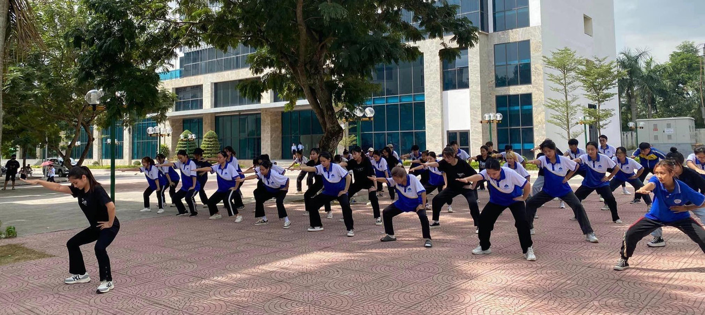 Sinh viên Trường Đại học Hạ Long tích cực tập luyện cho đêm công diễn Sinh viên Trường Đại học Hạ Long tích cực tập luyện cho đêm công diễn