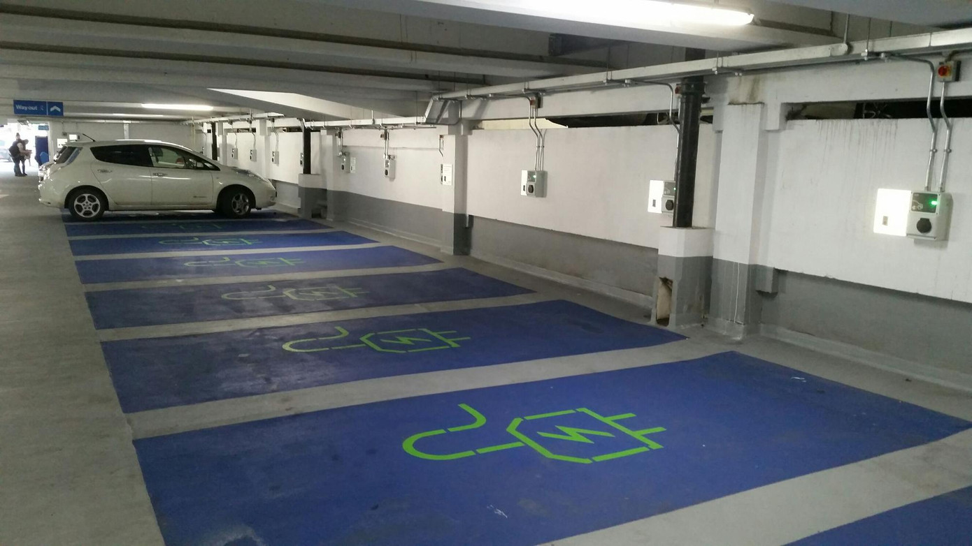 Tại Anh, từ tháng 6/2022, quốc gia này đã áp dụng Quy định xây dựng sửa đổi về việc lắp đặt các điểm sạc xe điện hoặc các tuyến cáp. Trong đó có các yêu cầu mới như: mỗi khu nhà mới có bãi đậu xe đều phải có điểm sạc xe điện; Các khu dân cư có trên 10 chỗ đậu xe phải có ít nhất một bộ sạc xe điện. Trong ảnh, trung tâm mua sắm The Merrion Centre (Leeds) trang bị 17 trạm sạc ở bãi đỗ xe. Ảnh: Plugshare.com.