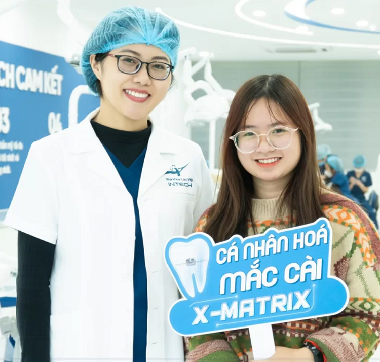 ThS.BS Phạm Nguyễn Mai Anh chụp cùng khách hàng niềng răng X-Matrix
