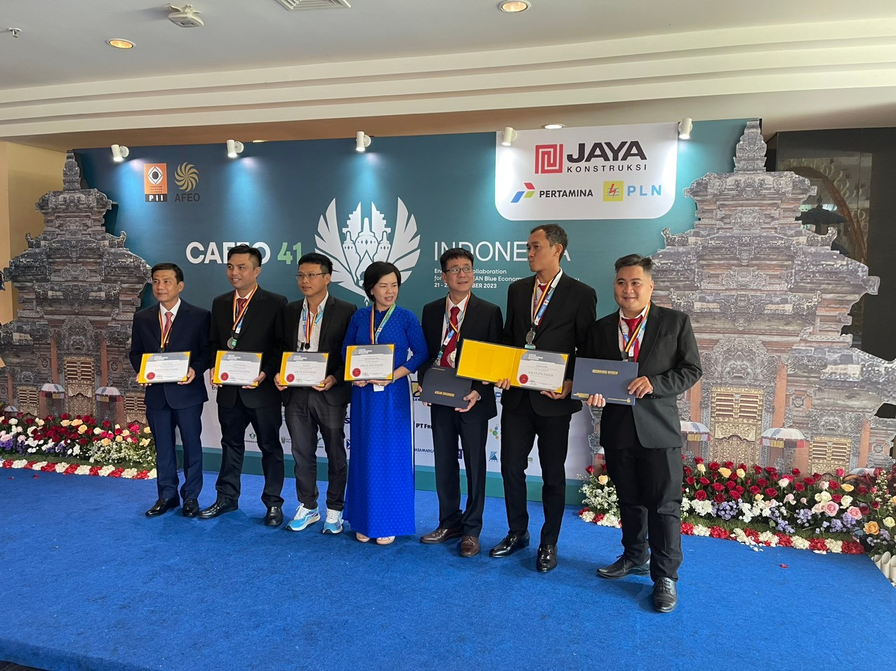 7 kỹ sư đại diện cho 23 kỹ sư ASEAN thuộc EVNHCMC nhận chứng chỉ tại Hội nghị CAFEO-41 Indonesia năm 2023.