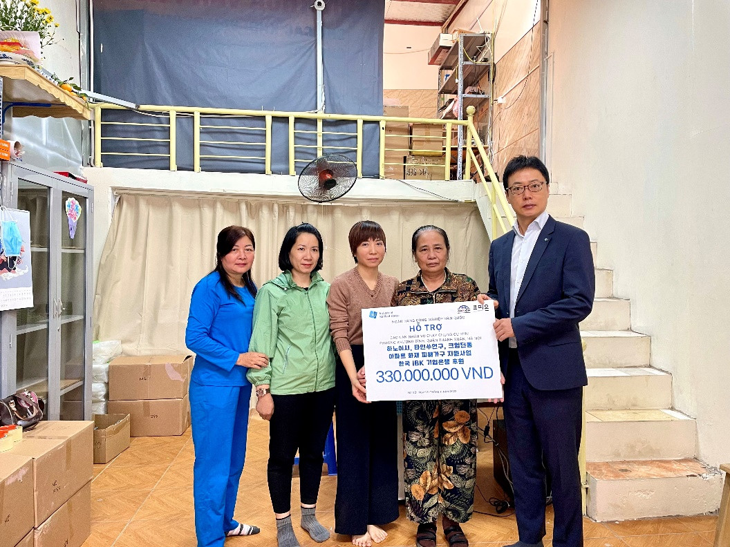 Ông Park KyungIl – Tổng giám đốc ngân hàng Công nghiệp Hàn Quốc (IBK) thăm hỏi và trao tặng biển tài trợ tượng trưng cho đại diện các nạn nhân vụ cháy chung cư