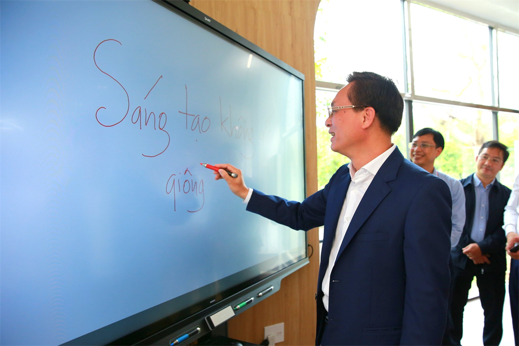 Các đại biểu tham dự lễ khánh thành trải nghiệm thiết bị tivi thông minh được trang bị tại phòng Không gian sáng tạo. Thành viên HĐTV Petrovietnam Bùi Minh Tiến viết câu “Sáng tạo không giới hạn” để tặng phòng Không gian sáng tạo