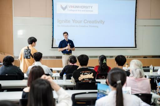 VinUni quy tụ đội ngũ giáo sư, giảng viên xuất sắc và giàu kinh nghiệm đến từ 14 quốc gia trên thế giới.