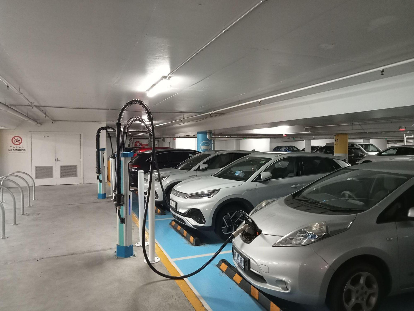 Còn tại Australia, 48% số người Australia được hỏi cho biết sẽ lựa chọn xe điện là chiếc xe tiếp theo nhưng thiếu trạm sạc đang cản trở sự phát triển của xe năng lượng sạch tại đây. Tính đến hết năm 2022, Australia có 5.000 cổng sạc công cộng tại hơn 390 trạm sạc. Ảnh: Trạm sạc xe điện tại Trung tâm mua sắm The Glen tại Glen Waverley, Victoria - Plugshare.com.