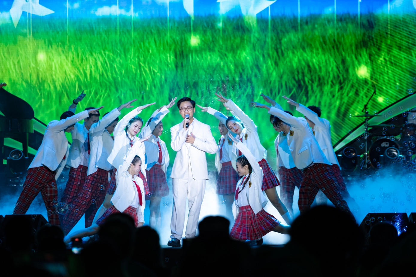 Ca sĩ tài năng Tấn Bảo, là con nuôi ca sĩ ngôi sao Đàm Vĩnh Hưng, trong ca khúc “Điều tử tế bay xa” của nhạc sĩ Linh Cáo.