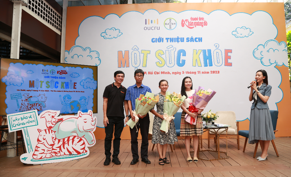 Ông Nguyễn Khắc Cường (bìa trái), Phó Tổng Biên tập Báo Tuổi trẻ tặng hoa cảm ơn các thành viên trong ban biên soạn sách tham gia giao lưu với độc giả. Ảnh: Đăng Khôi. Ông Nguyễn Khắc Cường (bìa trái), Phó Tổng Biên tập Báo Tuổi trẻ tặng hoa cảm ơn các thành viên trong ban biên soạn sách tham gia giao lưu với độc giả. Ảnh: Đăng Khôi.