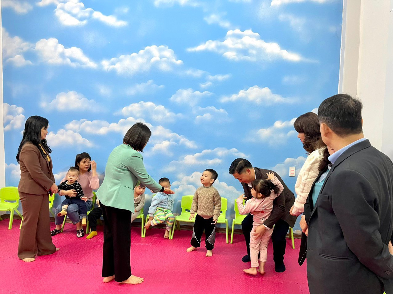 Trẻ mầm non hân hoan được các bác lãnh đạo tỉnh Lạng Sơn đến thăm. Ảnh: Duy Chiến