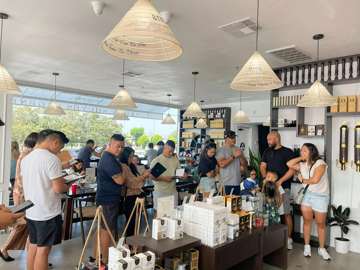 Không gian Trung Nguyên Legend đầu tiên tại Mỹ vừa khai trương vào tháng 9/2023 thu hút đông đảo người yêu cà phê quốc tế đến trải nghiệm cà phê và văn hóa cà phê Việt Nam.