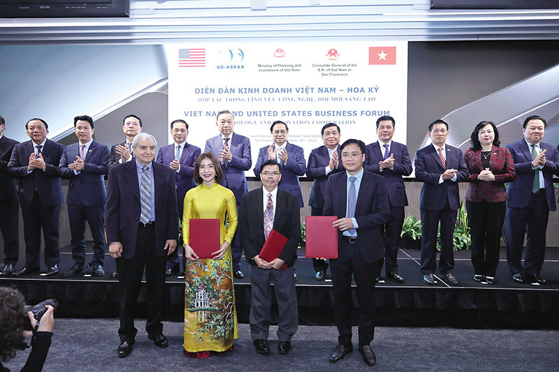 Lễ trao thỏa thuận hợp tác giữa Tổng công ty Đầu tư và kinh doanh vốn nhà nước (SCIC), Tổng công ty Dược Việt Nam (Vinapharm) và Tập đoàn Biomed tại Hoa Kỳ trước sự chứng kiến của Thủ tướng Chính phủ Phạm Minh Chính