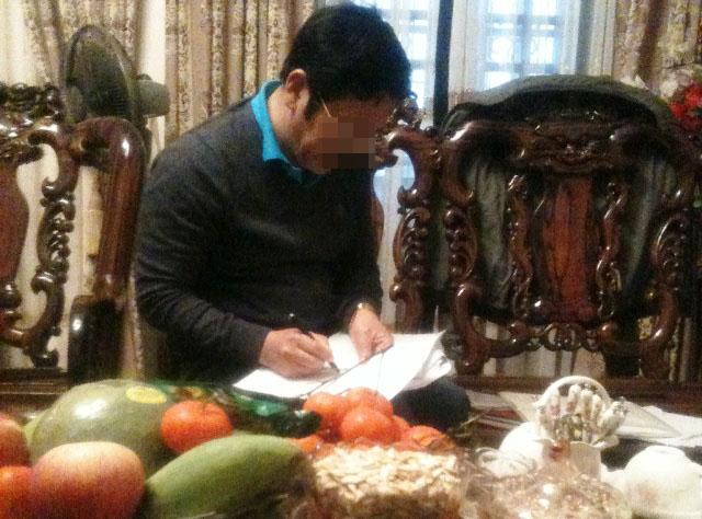 Thầy bói D. ở phố Núi Trúc nghiên cứu sách, đọc vận hạn cho khách đến xem. Thầy bói D. ở phố Núi Trúc nghiên cứu sách, đọc vận hạn cho khách đến xem