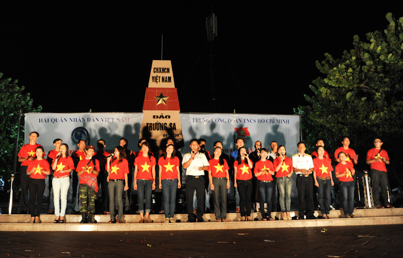 Đêm văn nghệ giao lưu nồng ấm nghĩa tình quân dân ngay dưới cột mốc chủ quyền đảo Trường Sa 