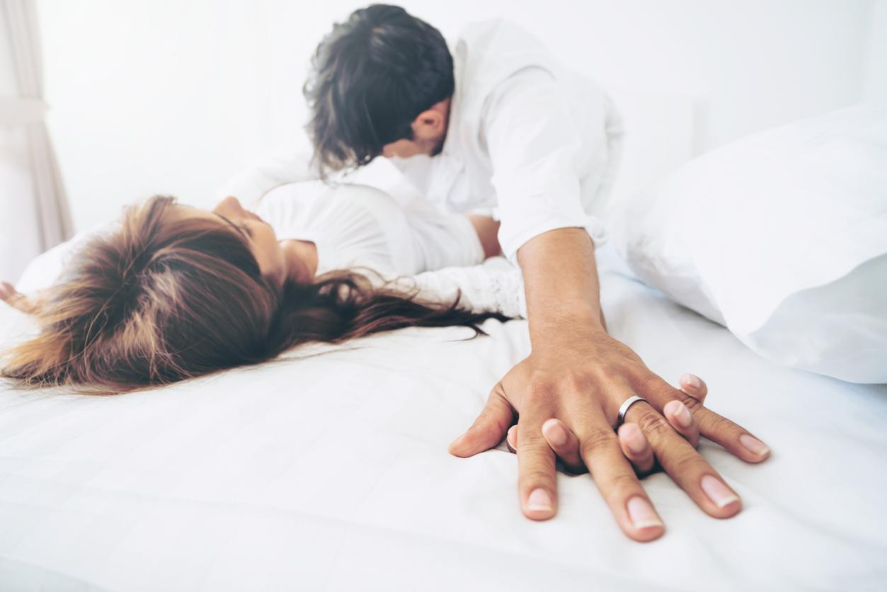 Đóng kịch cực khoái, chàng hy vọng xua tan cảm giác xấu hổ và mặc cảm thấp kém. Đóng kịch cực khoái, chàng hy vọng xua tan cảm giác xấu hổ và mặc cảm thấp kém.
