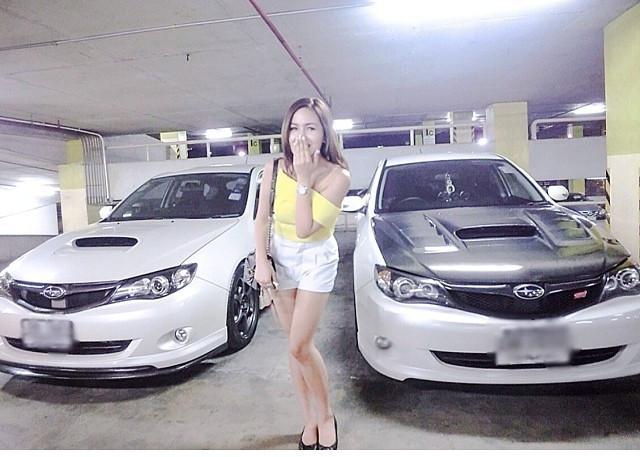 Được biết, cha của Ploywarin là phó giám đốc trung tâm thương mại lớn nhất Thái Lan, trung tâm Siam. Với câu “slogan” nổi tiếng: “Niềm tự hào của Bangkok”, Siam Paragon được biết đến như khu mua sắm có diện tích lớn nhất (80.000 m2). Những chiếc xe sang luôn là sở thích của cô gái 9x này