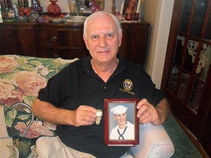 Ông Ed Grigor và chiếc đồng hồ vàng của mình. (Nguồn: AP)